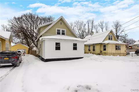 110 Edgemere Rd, Salina, NY 13208