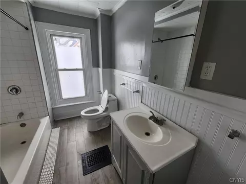Bath - 509 Turtle St, Syracuse, NY 13208 photo 1 of 3