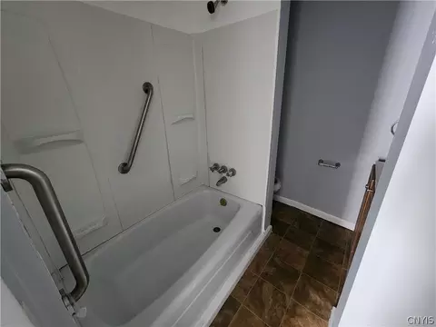 Bath - 509 Turtle St, Syracuse, NY 13208 photo 3 of 3