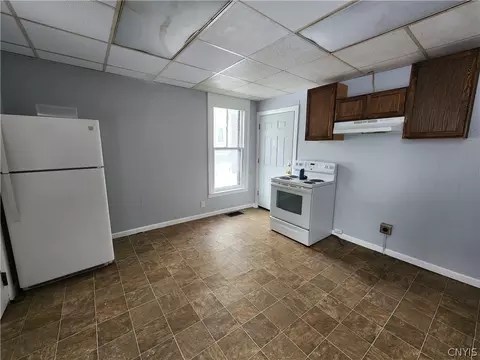 Entry Way - 509 Turtle St, Syracuse, NY 13208 photo 2 of 3