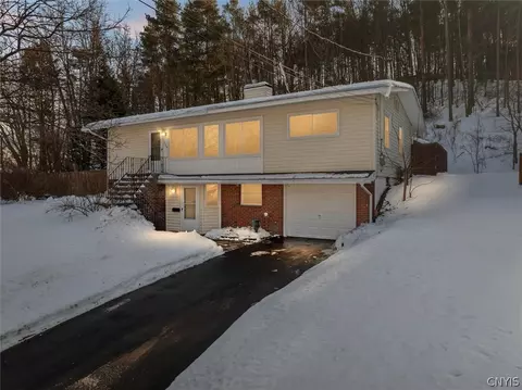 109 Barclay Rd, Camillus, NY 13031