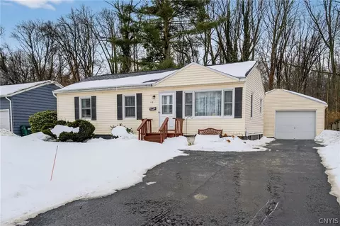 110 Oakley Dr, North Syracuse, NY 13212