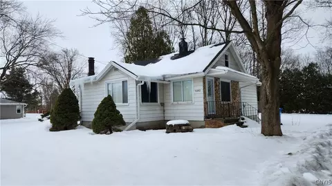6382 Lakeshore Rd, Cicero, NY 13039