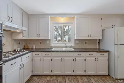 Kitchen - 408 Stillwell Cir, East Syracuse, NY 13057 photo 5 of 6