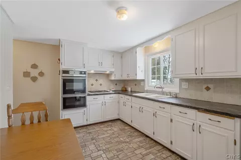 Kitchen - 408 Stillwell Cir, East Syracuse, NY 13057 photo 3 of 6