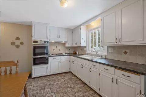 Kitchen - 408 Stillwell Cir, East Syracuse, NY 13057 photo 4 of 6