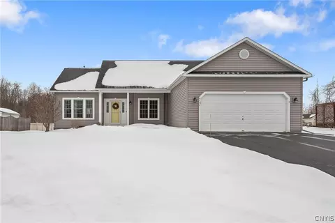 8494 Wayfarer Dr, Cicero, NY 13039