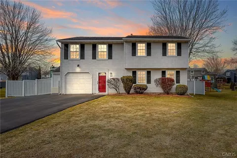 8511 Grandview Dr, Cicero, NY 13039