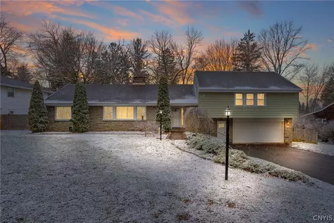 27 Lynacres Blvd, Fayetteville, NY 13066