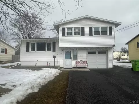 412 Sunflower Dr, Salina, NY 13088