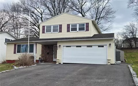 4867 Driftwood Dr, Salina, NY 13088