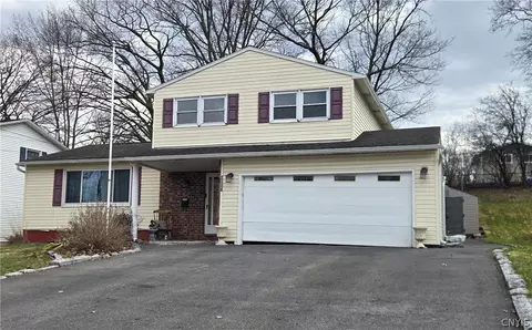 4867 Driftwood Dr, Salina, NY 13088