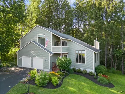 9110 Frenchmans Creek Dr, Phoenix, NY 13135