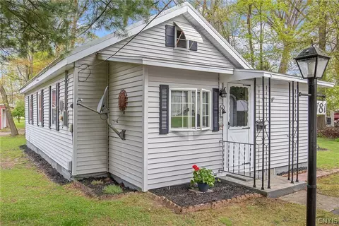 6781 Miller Rd, Verona Beach, NY 13162