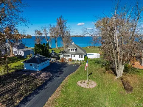 7171 Lakeshore Rd, Cicero, NY 13039