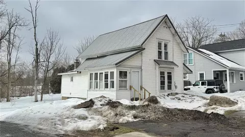377 Main St, Schroeppel, NY 13135