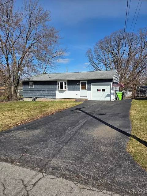 220 Pleasantview Dr, Salina, NY 13088
