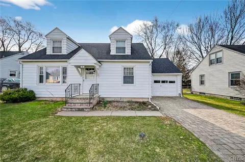 116 Chestnut Hill Dr, Salina, NY 13088