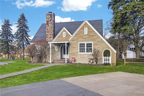 8 Crescent Dr, New York Mills, NY 13417