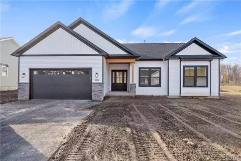 111 Terwillager Ln, Minoa, NY 13116