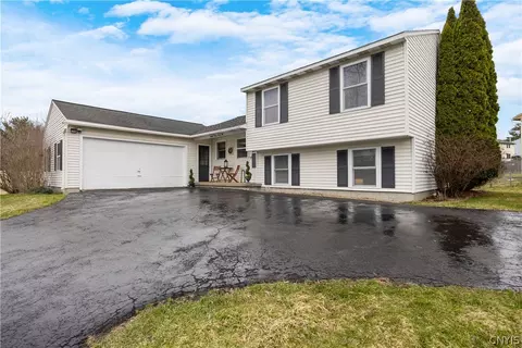 8346 Sextant Dr, Baldwinsville, NY 13027