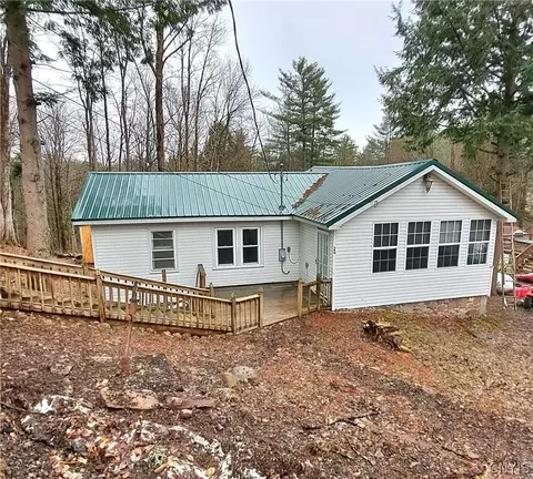 24 Wall St, Amboy, NY 13028