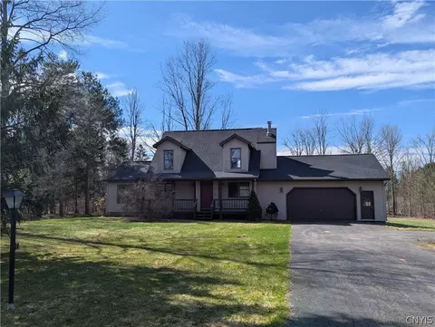 5 Pine Tree Ln, Schroeppel, NY 13135