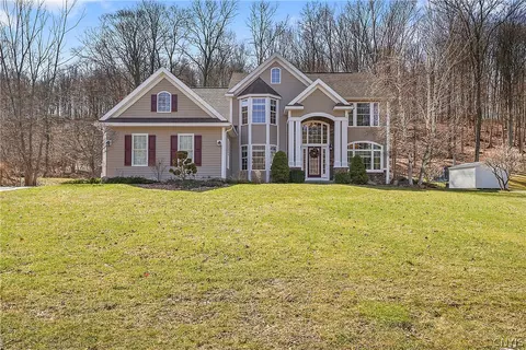 301 Starksboro Dr, Camillus, NY 13031