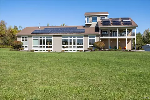 6687 Beach Rd, Syracuse, NY 13209