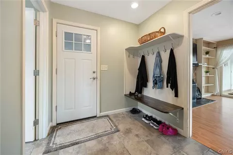 Entry Way - 621 Deerfield Dr, Oneida, NY 13421 photo 3 of 4