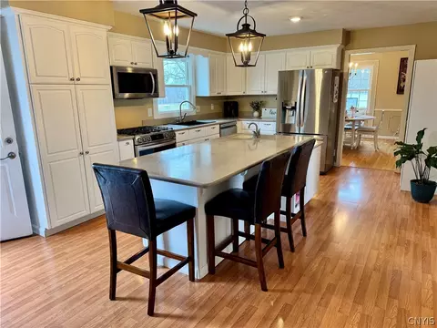 Kitchen - 621 Deerfield Dr, Oneida, NY 13421 photo 4 of 6