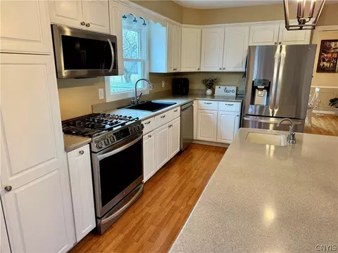 Kitchen - 621 Deerfield Dr, Oneida, NY 13421 photo 3 of 6