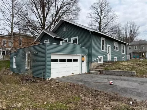 15 Jefferson St, Schroeppel, NY 13135