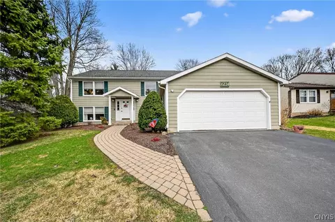 6234 Wynmoor Dr, Cicero, NY 13039