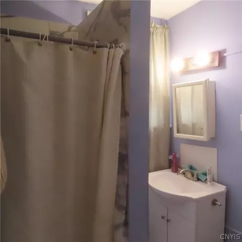 Bath - 803 Danforth St, Syracuse, NY 13208 photo 2 of 3