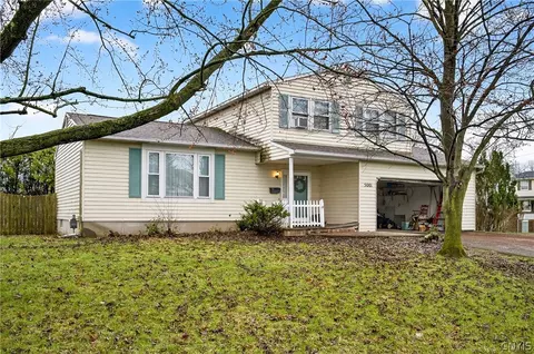 5001 Driftwood Dr, Salina, NY 13088