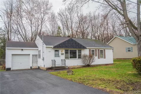 5685 Mapleton Dr, Utica, NY 13502