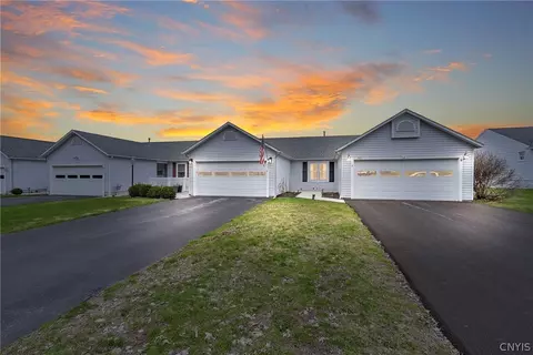 307 Clouds View Cir, Camillus, NY 13031