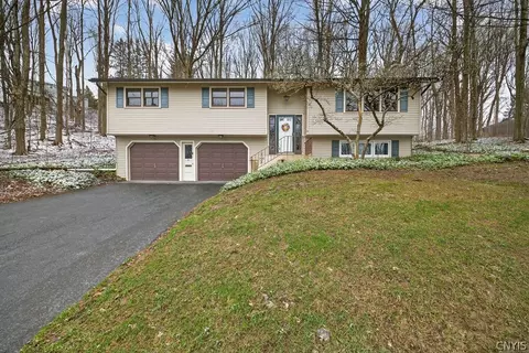 5 Camelot Cir, Syracuse, NY 13219