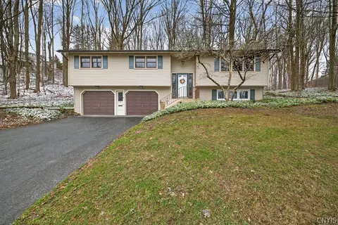 5 Camelot Cir, Syracuse, NY 13219