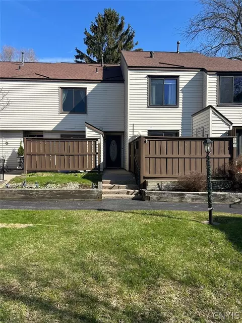 205 Natick Cir, Camillus, NY 13031