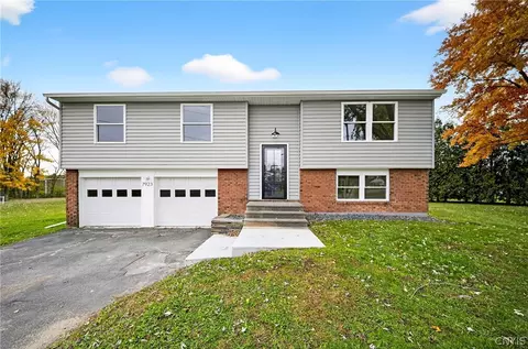7923 Appleton Rd, Cicero, NY 13039