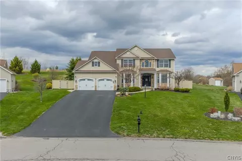 3719 Pegasus Cir, Syracuse, NY 13209