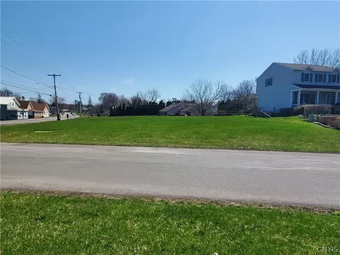 8690 Bayview Dr, Cicero, NY 13039