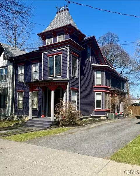 25 Grover St, Auburn, NY 13021