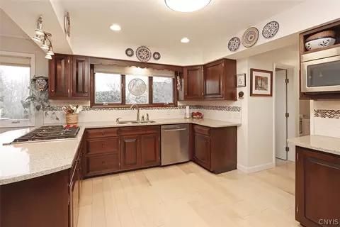 Kitchen - 5160 Leverett Ln, Fayetteville, NY 13066 photo 3 of 6