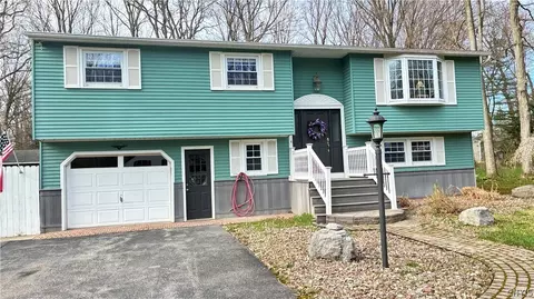 20 Hickory Dr, Schroeppel, NY 13132