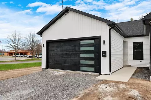 27 Elm St, Schroeppel, NY 13135