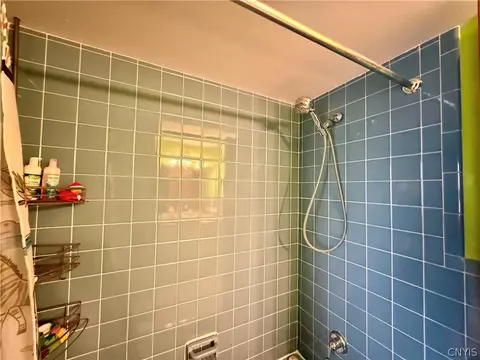 Bath - 105 Easterly Ter, Syracuse, NY 13214 photo 3 of 6