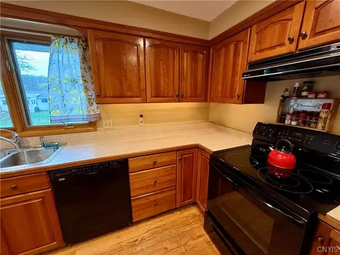 Kitchen - 105 Easterly Ter, Syracuse, NY 13214 photo 5 of 9